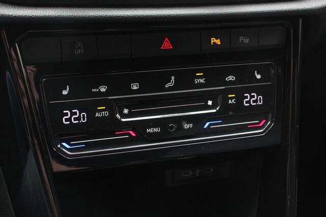 Volkswagen T-Roc 1.5 TSI 150pk DSG R-Line | Navigatie | Apple Carplay/Android Auto | Parkeersensoren | Camera | Blind Spot Assist | Adaptive Cruise Control | Elektrische achterklep | Stoel- en stuurverwarming | Climate Control | Ledverlichting | Virtual Cockpit