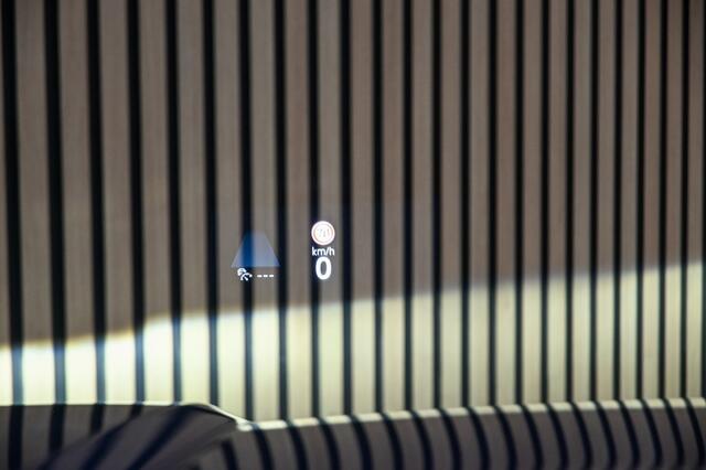 Volkswagen T-Roc 1.5 eTSI R-Line | HUD | BLACK PACK | ELEKTR. ACHTERKLEP | STOELV