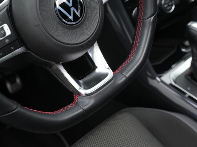 Volkswagen T-Roc 1.5 TSI 150 pk DSG R-Line | Panoramadak | Achteruitrijcamera | Stoelverwarming | Navigatie | Adaptive Cruise