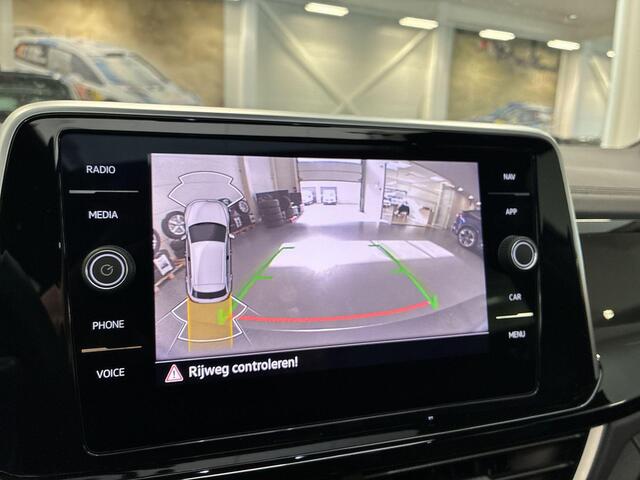 Volkswagen T-Roc 1.5 TSI 150pk DSG R-Line Business · Camera · Panoramadak · Trekhaak afneembaar · Apple/Android Car Play · Navigatie · 18'' Inch ·