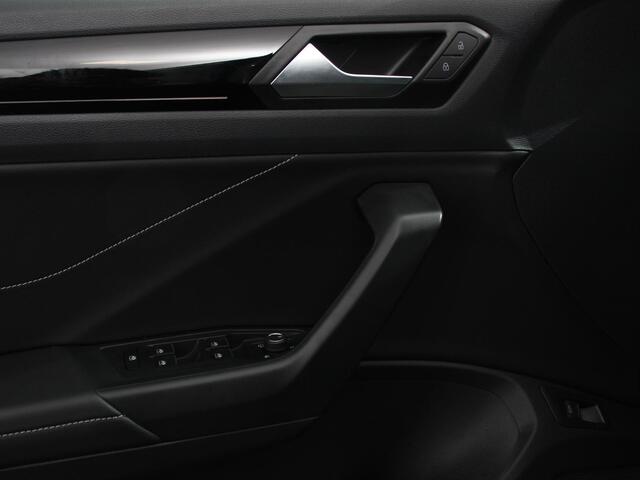 Volkswagen T-Roc 1.5 TSI 150pk DSG R-Line | Navigatie | Apple Carplay/Android Auto | Parkeersensoren | Camera | Adaptive Cruise Control | Elektrische achterklep | Stoel- en stuurverwarming | Climate Control | Ledverlichting | Virtual Cockpit