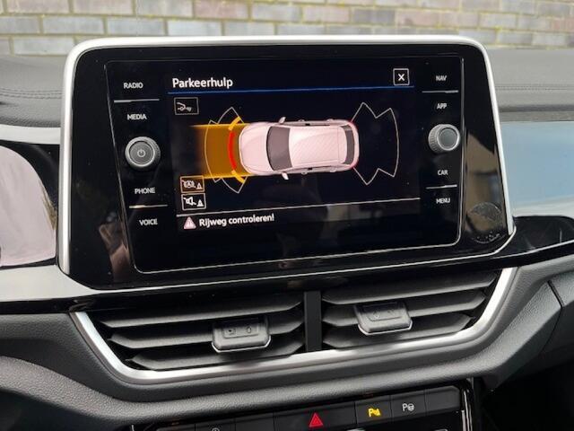 Volkswagen T-Roc 1.5 TSi DSG R-LINE - AFN. TREKH. - CAMERA - IQ