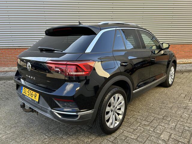 Volkswagen T-Roc 1.5 TSI Sport | Panorama-dak | Trekhaak | Dealer Onderhouden | Achteruitrijcamera | Carplay |