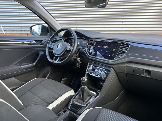 Volkswagen T-Roc 1.5 TSI Sport | Panorama-dak | Trekhaak | Dealer Onderhouden | Achteruitrijcamera | Carplay |