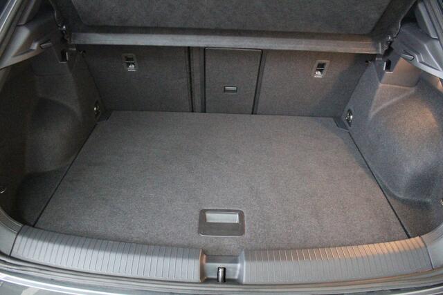 Volkswagen T-Roc 1.5 TSI R-Line DSG Blackstyle Panoramadak | Camera | 19" Velgen | IQ light | Side Assist | El. achterklep