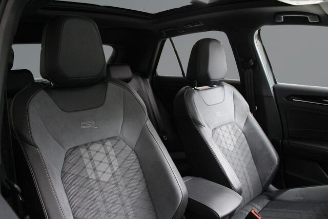 Volkswagen T-Roc 1.5 TSI R-Line DSG Blackstyle Panoramadak | Camera | 19" Velgen | IQ light | Side Assist | El. achterklep