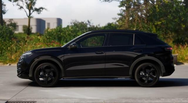 Volkswagen T-Roc 1.5 eTSI 150 pk R-Line First Edition / Panoramadak / Head-Up / Side Assist / 360 Camera / Trekhaak / 20'' LMV