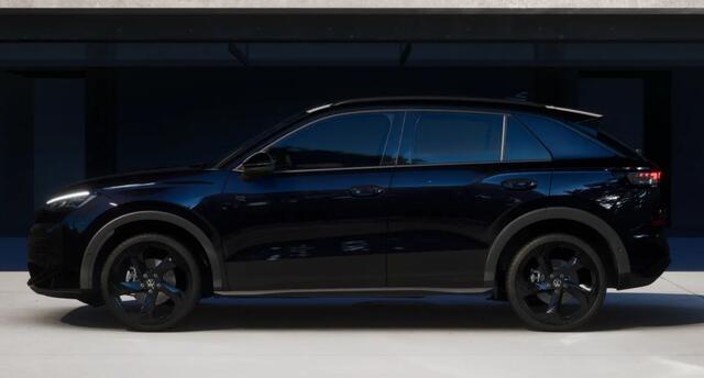 Volkswagen T-Roc 1.5 eTSI 150 pk R-Line First Edition / Panoramadak / Head-Up / Side Assist / 360 Camera / Trekhaak / 20'' LMV