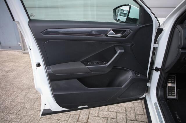 Volkswagen T-Roc 1.5 TSI Sport R-line | Pano | Trekhaak | Virtual Dash |