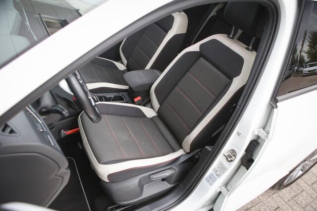 Volkswagen T-Roc 1.5 TSI Sport R-line | Pano | Trekhaak | Virtual Dash |