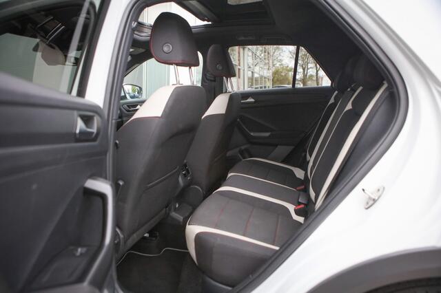 Volkswagen T-Roc 1.5 TSI Sport R-line | Pano | Trekhaak | Virtual Dash |
