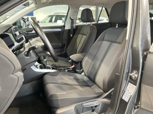 Volkswagen T-Roc 1.0 TSI 110 pk Life Business | Navi | Clima | LED | Stoelverwarming | 4 seiz. banden | Privacy glass