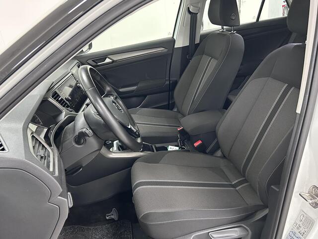 Volkswagen T-Roc 1.0 TSI Style Business TREKHAAK | NAVIGATIE | PARKEERSENSOREN VOOR-EN ACHTER