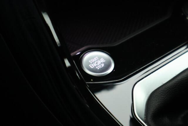 Volkswagen T-Roc 1.5 TSI 150pk DSG R-Line Business+ Trekhaak Keyless Navigatie