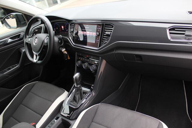 Volkswagen T-Roc 1.5 TSI Sport / Trekhaak / Camera / Virtual Cockpit / Keyless / 17'' / CarPlay / Stuur+Stoelverwarming / DAB / ACC