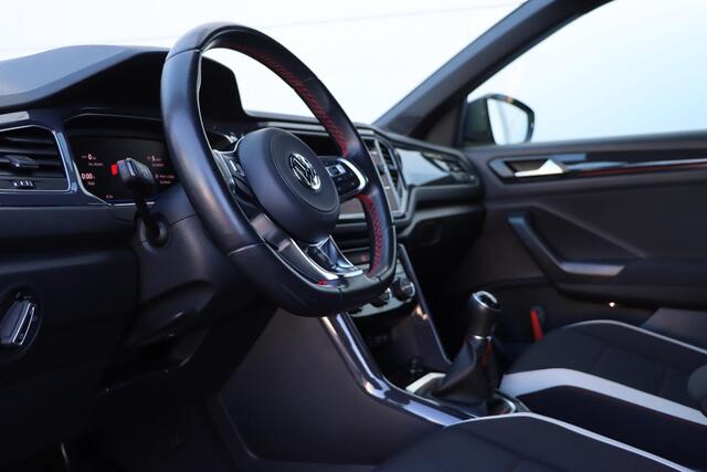 Volkswagen T-Roc 1.0 TSI Sport + Executive 115pk | Pano | Navi