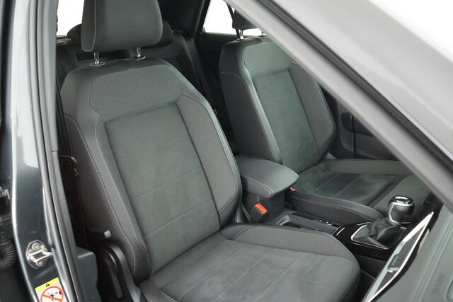 Volkswagen T-Roc 1.5 TSI 150pk R-Line Trekhaak Camera Stoelverwarming + Massage Virtual Cockpit Navigatie