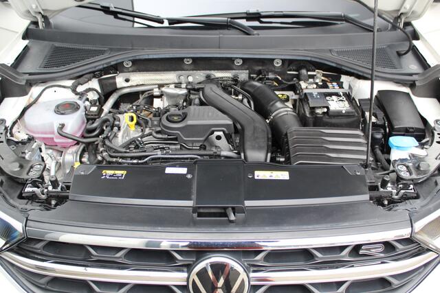 Volkswagen T-Roc 1.5-150pk R-Line Edition DSG-AUTOMAAT ! Gun u het comfort van een automaat ! Slechts 15.000km ! Stoel- en stuurwielverw., IQ-light, Adaptieve cruise cntrl, Navigatie by Apple Carplay/Android auto, Autm. airco dual, Camera, Elektr. achterklep etc.