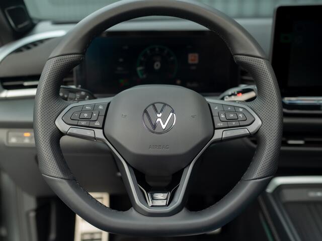 Volkswagen T-Roc 1.5 eTsi R-Line First Edition | Trekhaak wegkl. | 360 Camera | Panodak | Harman/Kardon | Prijs Rijklaar!!