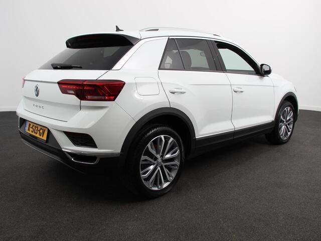 Volkswagen T-Roc 1.5 TSI Sport R-Design Automaat Navigatie Stoelverwarming Afneembare trekhaak Sfeerverlichting LED Lichtmetalen velgen Adaptieve cruise control Apple Carplay/ Andriod Auto Digitale cockpit