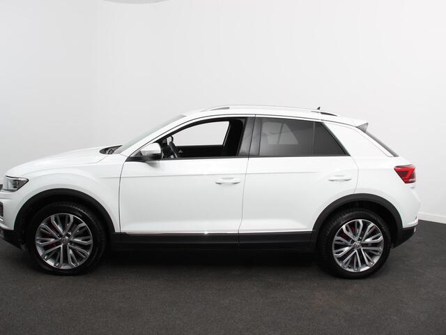 Volkswagen T-Roc 1.5 TSI Sport R-Design Automaat Navigatie Stoelverwarming Afneembare trekhaak Sfeerverlichting LED Lichtmetalen velgen Adaptieve cruise control Apple Carplay/ Andriod Auto Digitale cockpit