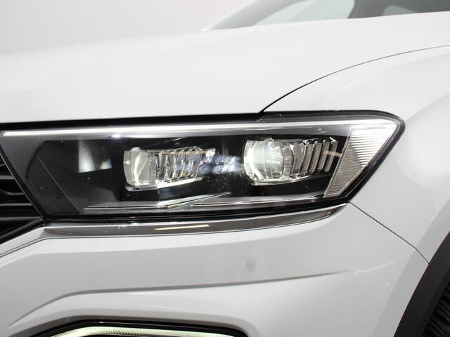 Volkswagen T-Roc 1.5 TSI Sport R-Design Automaat Navigatie Stoelverwarming Afneembare trekhaak Sfeerverlichting LED Lichtmetalen velgen Adaptieve cruise control Apple Carplay/ Andriod Auto Digitale cockpit