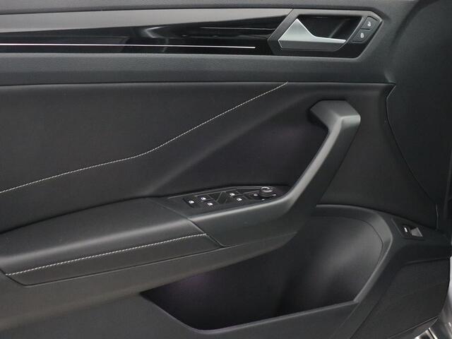 Volkswagen T-Roc 1.5 TSI Style 3x R-Line (Pano / Camera / IQ Light / Navi)