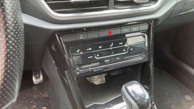 Volkswagen T-Roc 1.5 TSI R-Line Business+ Achteruitrijcamera (rear view), parkeersensoren voor en achter (pdc), digital cockpit pro, R-Line in- en exterieur, LED Matrix (IQ.Lights), climatronic, navigatie, 18" 'Nevada' LMV, verwarmbare voorstoelen, verwarmbaar multifuncti