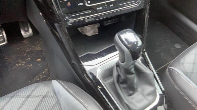 Volkswagen T-Roc 1.5 TSI R-Line Business+ Achteruitrijcamera (rear view), parkeersensoren voor en achter (pdc), digital cockpit pro, R-Line in- en exterieur, LED Matrix (IQ.Lights), climatronic, navigatie, 18" 'Nevada' LMV, verwarmbare voorstoelen, verwarmbaar multifuncti