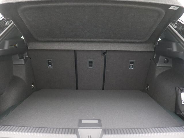 Volkswagen T-Roc 1.5 eTsi R-Line First Edition 150PK DSG Pano-Schuifdak, Trekhaak, Black Style, 20" LM Velgen, Keyless, Side Asisst, Matrix LED-Verlichting, Achteruitrijcamera