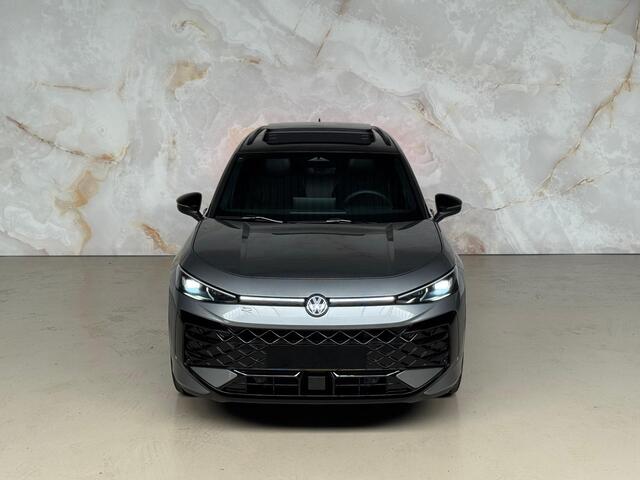 Volkswagen T-Roc 1.5 eTsi R-Line / Nieuw / Pano / Blackpack /