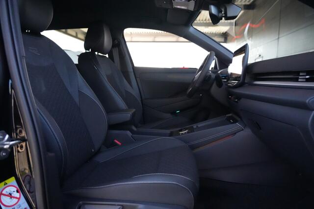 Volkswagen T-Roc 1.5 eTsi R-Line Edition 150pk Navigatie/Stoelverwarming/Camera