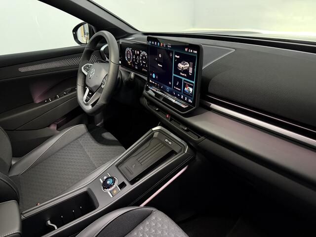 Volkswagen T-Roc 1.5 eTsi R-Line First Edition Nieuwe model!, Panoramadak, Camera, Iq lights, Navi, Half leder, Stoel/Stuurverwarming, Cruise control adaptief, Sfeerverlichting, Elektrische achterklep, Keyless start, 2 jaar garantie
