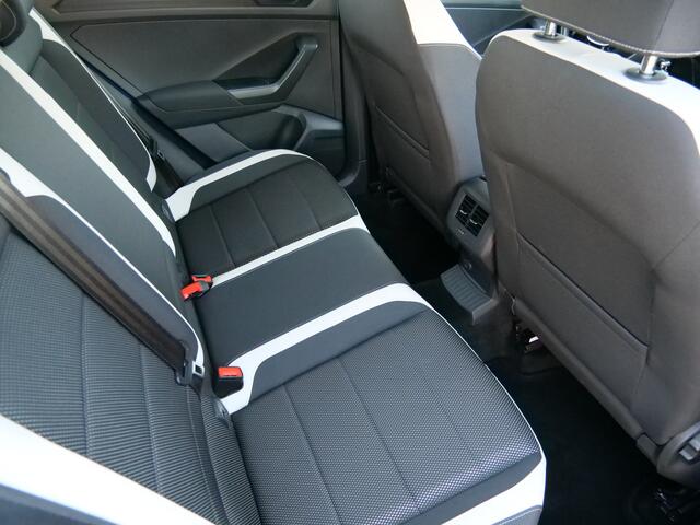 Volkswagen T-Roc 1.5 TSI Sport 150 PK Navi / DAB / Apple Carplay / Trekhaak