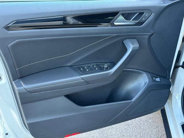 Volkswagen T-Roc 1.5 TSI 150pk DSG R-Line | Camera | Keyless | Elek. Achterklep | Dode hoek | Rijklaar incl. 1 jaar Bovag garantie