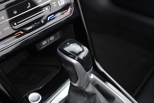 Volkswagen T-Roc Cabrio 1.5 TSI R-Line Edition Grey | Nmr. 219/999 | MAT Grijs | Leder | Stoel- Stuurverw. | Beats | Adapt. Cruise | Camera | Keyless | 19'' x
