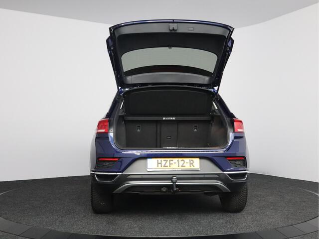 Volkswagen T-Roc 1.5 TSI Sport | Trekhaak afneembaar | Stuurwielverwarming | All-season banden | Navigatie |
