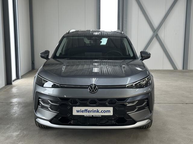 Volkswagen T-Roc 1.5 eTsi 150 pk Life First Edition | Comfort | Camera | Trekhaak |