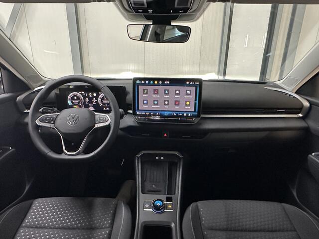 Volkswagen T-Roc 1.5 eTsi 150 pk Life First Edition | Comfort | Camera | Trekhaak |
