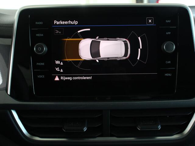 Volkswagen T-Roc 1.5 TSI Style Navigatie Apple Carplay/Android Auto Camera Parkeersensoren Adaptieve Cruise Control Dodehoek Assistent Elektrische achterklep Stoel- en stuurverwarming Full Led Climate Control Lichtmetalen velgen