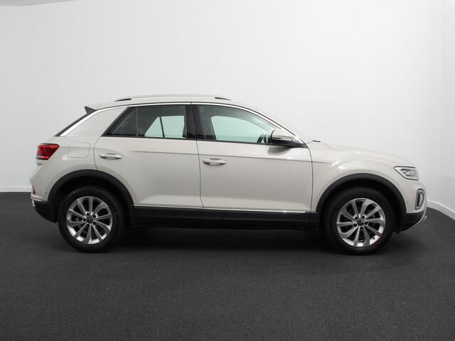 Volkswagen T-Roc 1.5 TSI Style Navigatie Apple Carplay/Android Auto Camera Parkeersensoren Adaptieve Cruise Control Dodehoek Assistent Elektrische achterklep Stoel- en stuurverwarming Full Led Climate Control Lichtmetalen velgen