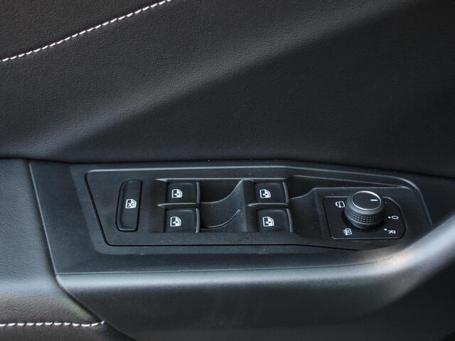 Volkswagen T-Roc 1.5 TSI Style Navigatie Apple Carplay/Android Auto Camera Parkeersensoren Adaptieve Cruise Control Dodehoek Assistent Elektrische achterklep Stoel- en stuurverwarming Full Led Climate Control Lichtmetalen velgen
