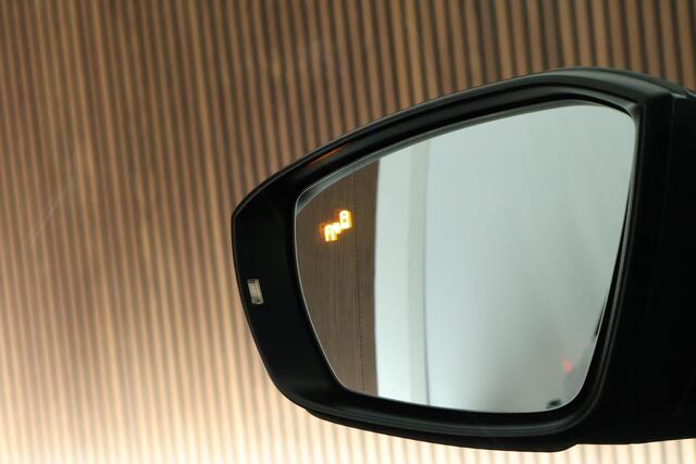 Volkswagen T-Roc 1.5 TSI 150pk DSG Sport Trekhaak Virtual cockpit Keyless Camera Stoelverwarming Navigatie