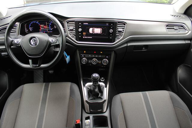 Volkswagen T-Roc 1.0 TSI Style | Incl. 12 maanden Garantie | Adaptive cruise controle | Navigatie | Draadloze telefoonlader | Climate controle | Apple CarPlay/Android Auto | Elektrische kofferbakklep | Parkeersensoren V+A | Virtual cockpit | Origineel NL Auto | NAP |