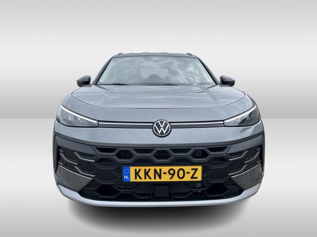 Volkswagen T-Roc 1.5 eTsi Life First Edition Zwenkbare trekhaak / Dodehoek detectie / Stuur en stoelverwarming / 17'' LMV