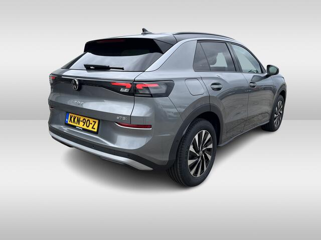Volkswagen T-Roc 1.5 eTsi Life First Edition Zwenkbare trekhaak / Dodehoek detectie / Stuur en stoelverwarming / 17'' LMV