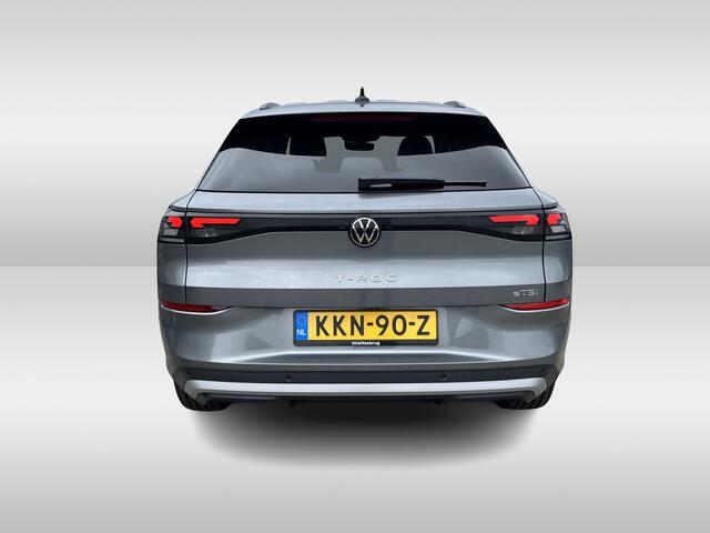 Volkswagen T-Roc 1.5 eTsi Life First Edition Zwenkbare trekhaak / Dodehoek detectie / Stuur en stoelverwarming / 17'' LMV