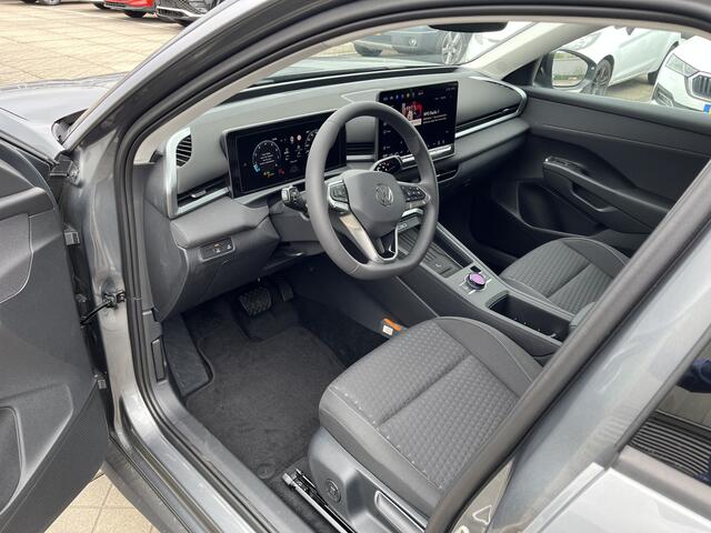 Volkswagen T-Roc 1.5 eTsi Life First Edition Zwenkbare trekhaak / Dodehoek detectie / Stuur en stoelverwarming / 17'' LMV