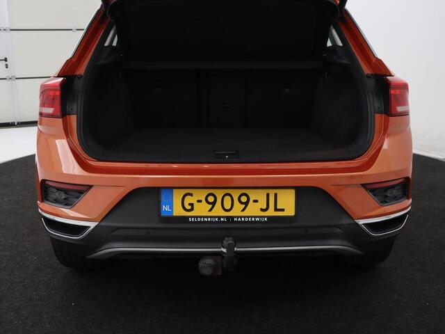 Volkswagen T-Roc 1.5 TSI Style Business | Trekhaak | Stoelverwarming | Camera | Carplay | Adaptive cruise | Navigatie | Parkeerhulp | DAB | Bluetooth | Climate control
