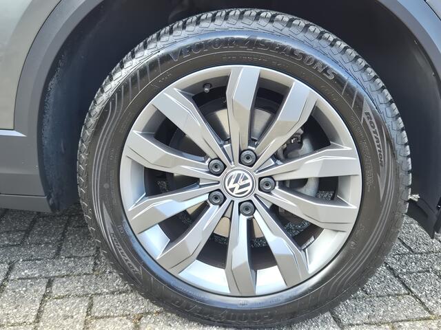 Volkswagen T-Roc 1.0 TSI Style Navigatie-Climate Control-Cruise Control-Trekhaak-Lane Assist-4 Seizoenen Banden